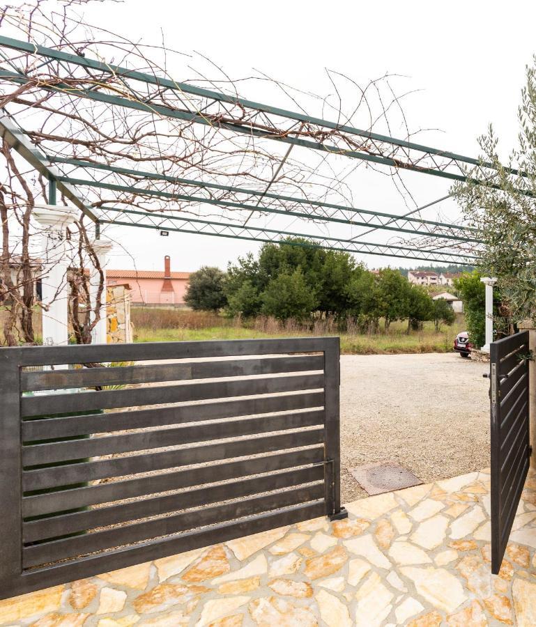 Holiday Home Bukovac Pula Exterior photo